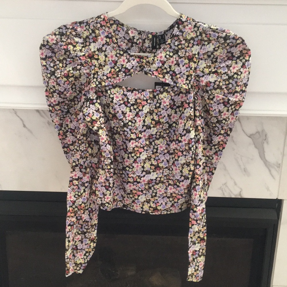 NWT Vero Moda Puffed sleeve top with cutouts.